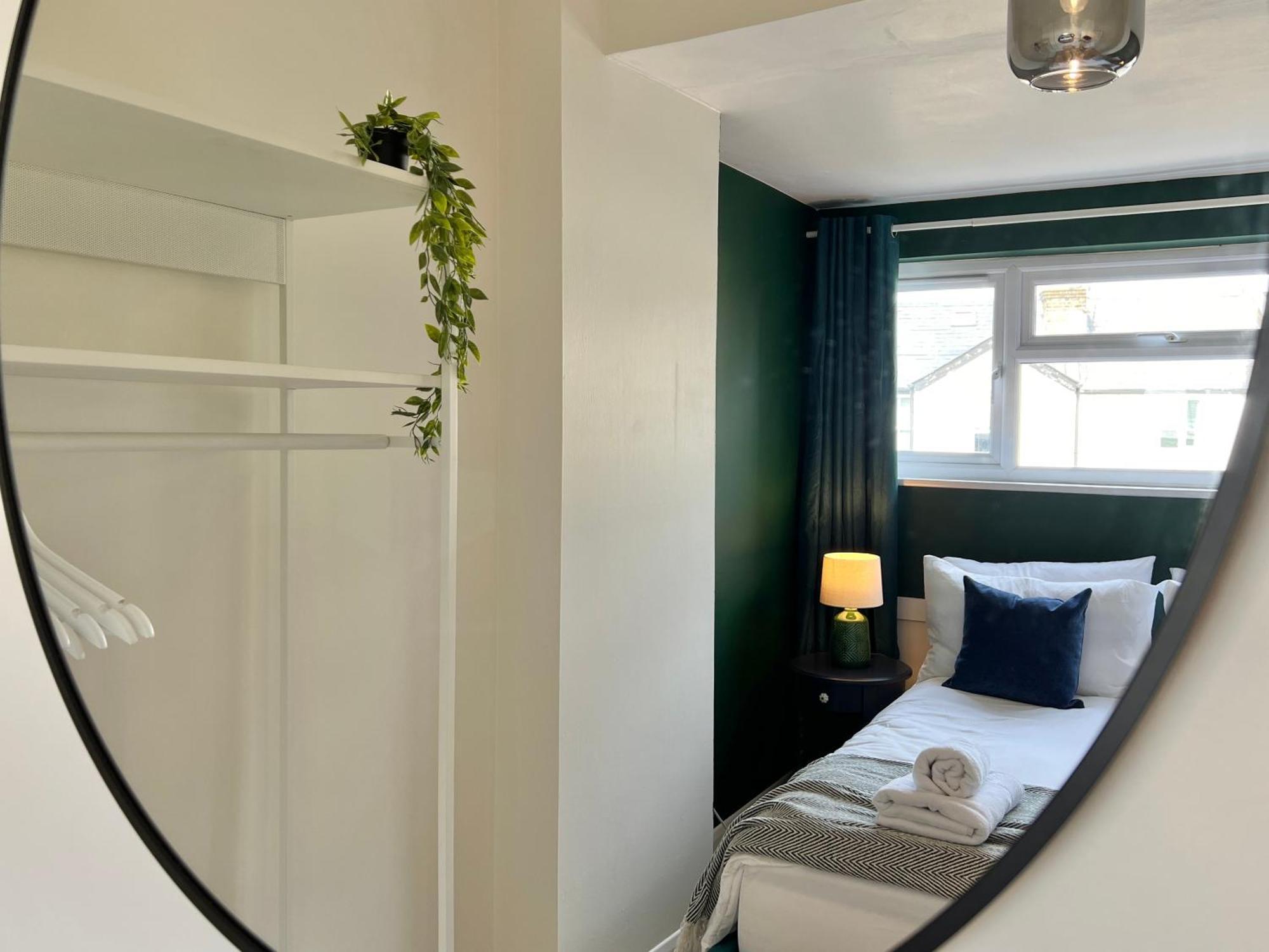 Charming Central Windsor 2 Bed Cottage Free Residents Parking And Private Garden Legoland Ascot Windsor Castle Thorpe Park Heathrow Airport Экстерьер фото