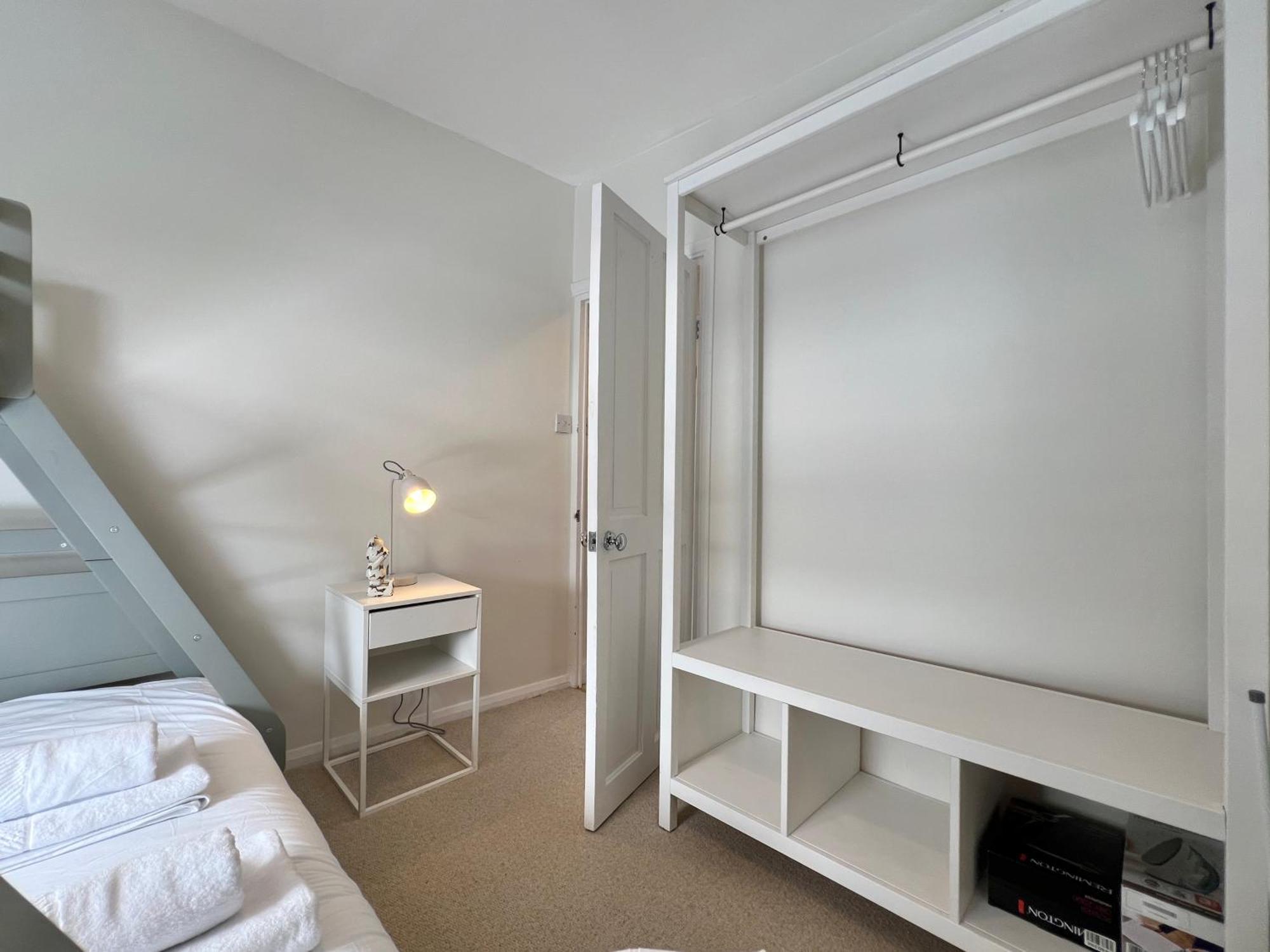 Charming Central Windsor 2 Bed Cottage Free Residents Parking And Private Garden Legoland Ascot Windsor Castle Thorpe Park Heathrow Airport Экстерьер фото