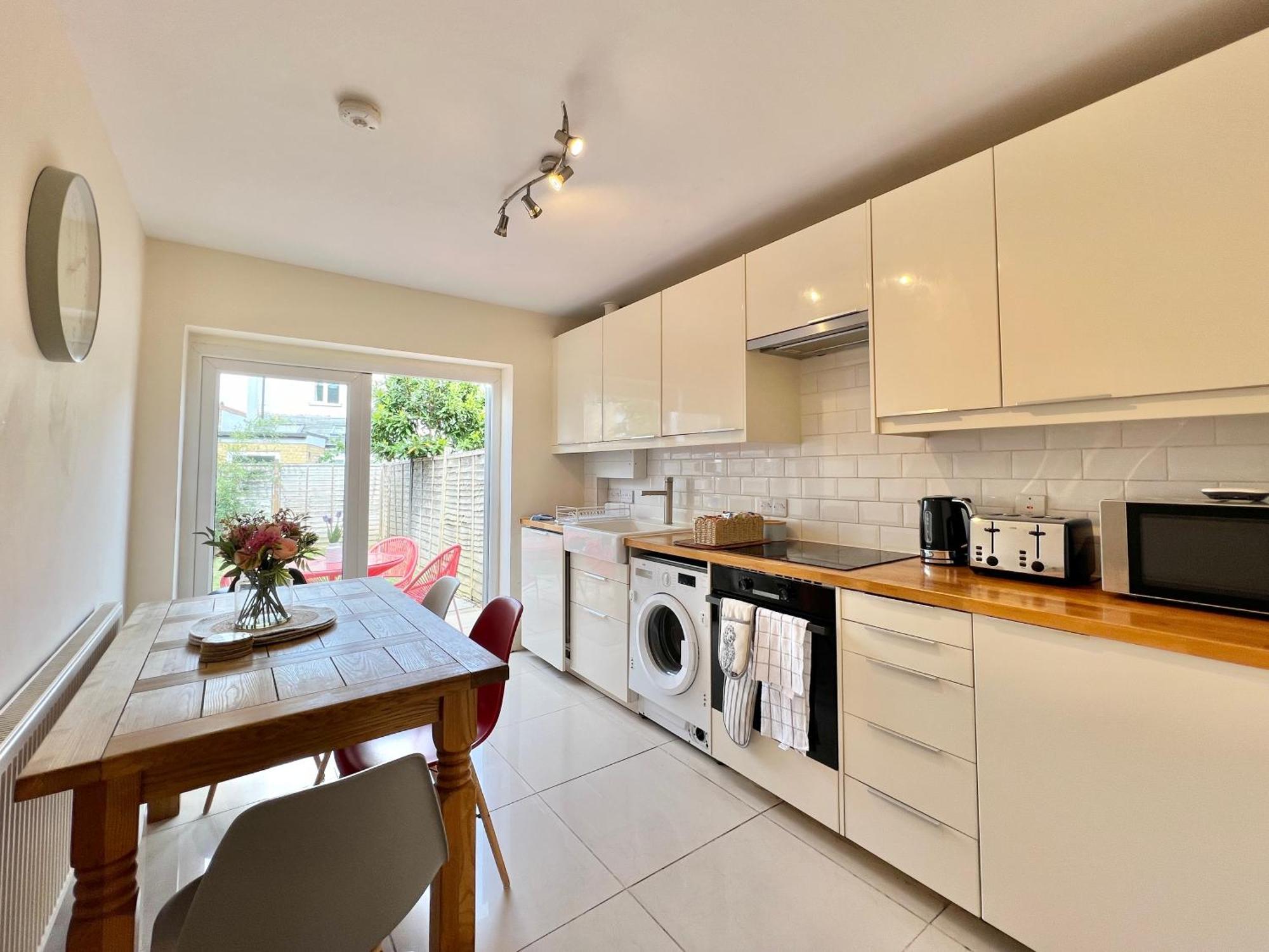 Charming Central Windsor 2 Bed Cottage Free Residents Parking And Private Garden Legoland Ascot Windsor Castle Thorpe Park Heathrow Airport Экстерьер фото