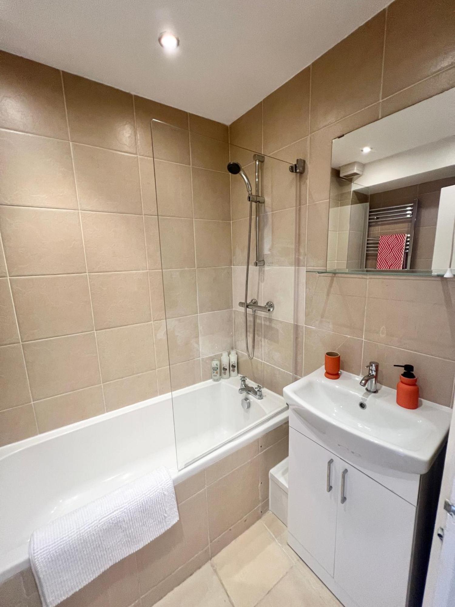 Charming Central Windsor 2 Bed Cottage Free Residents Parking And Private Garden Legoland Ascot Windsor Castle Thorpe Park Heathrow Airport Экстерьер фото