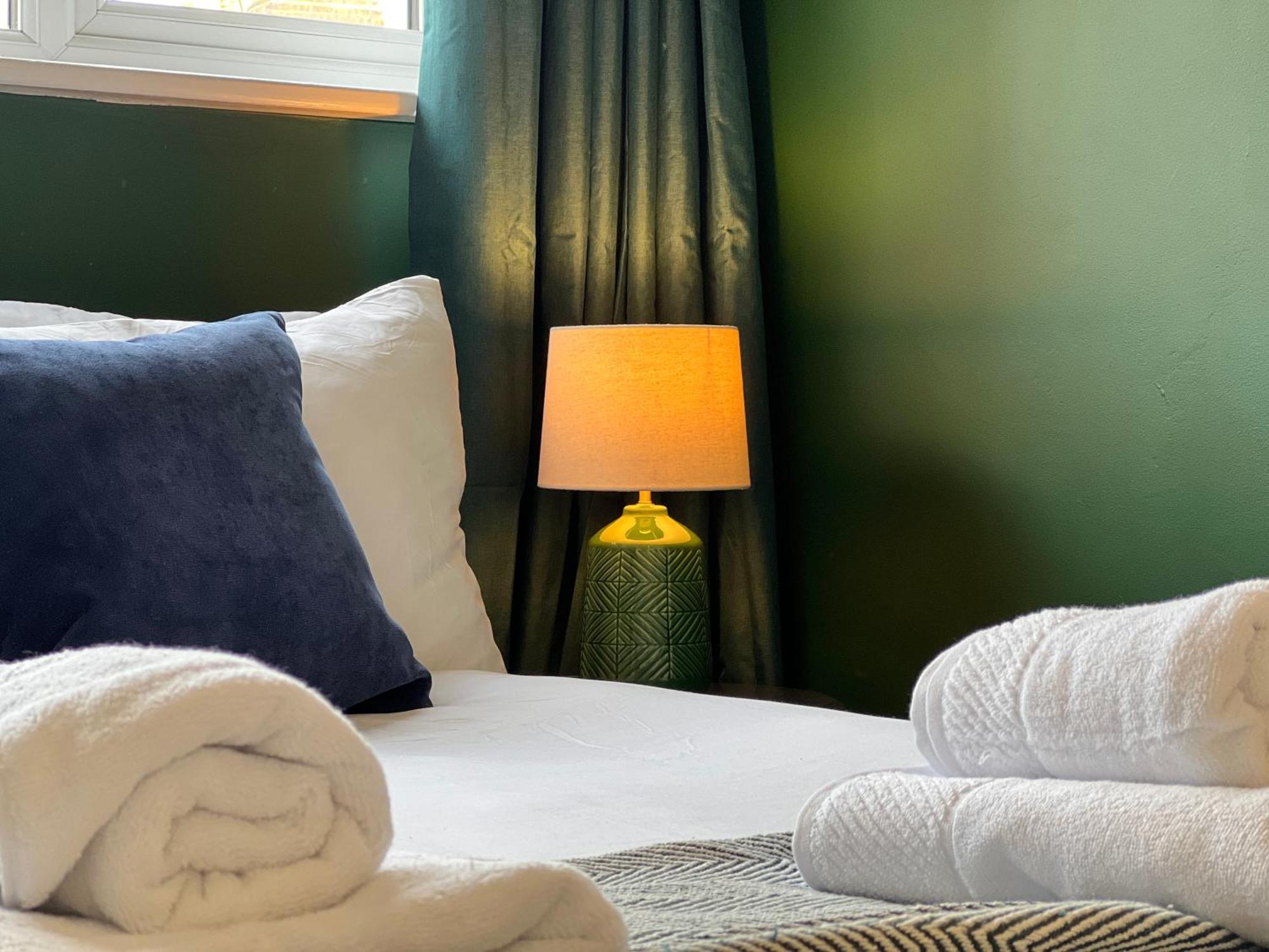 Charming Central Windsor 2 Bed Cottage Free Residents Parking And Private Garden Legoland Ascot Windsor Castle Thorpe Park Heathrow Airport Экстерьер фото
